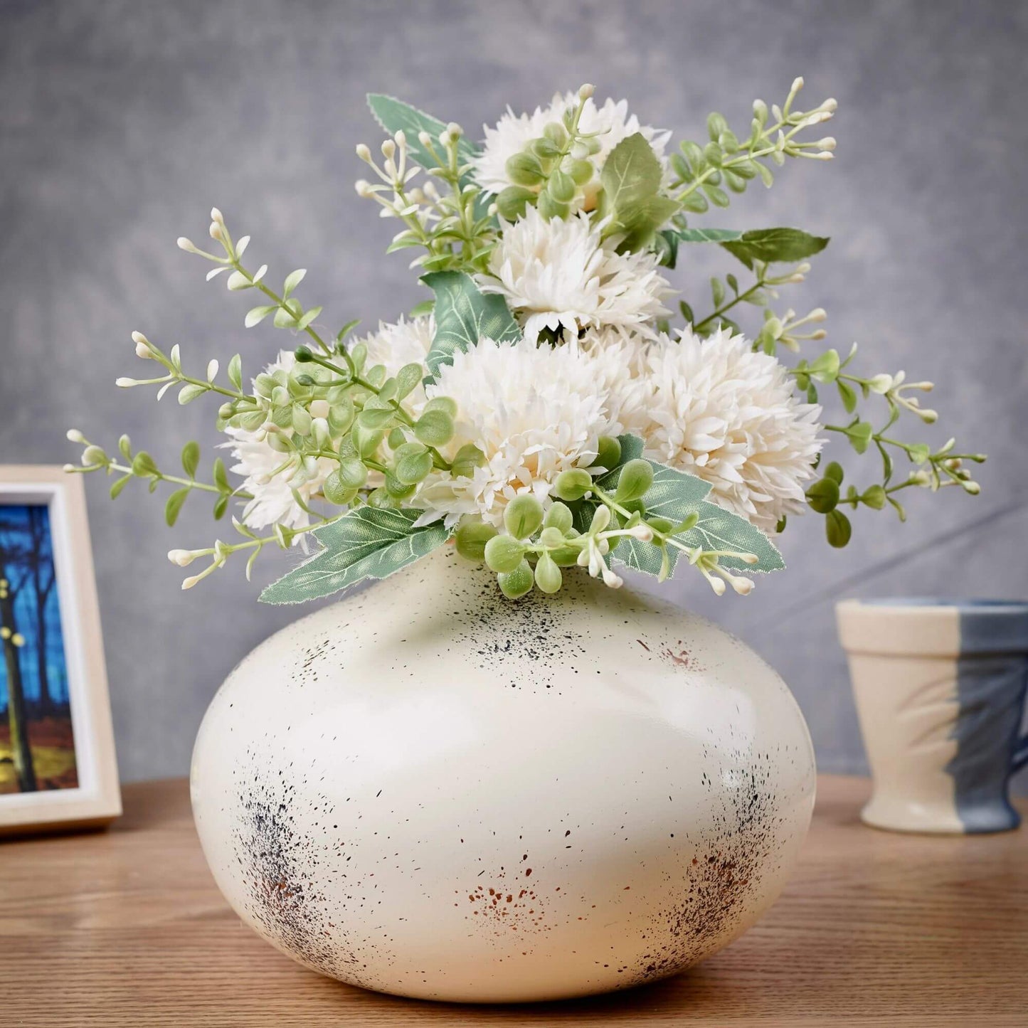 Metal bud flower vase with flower 