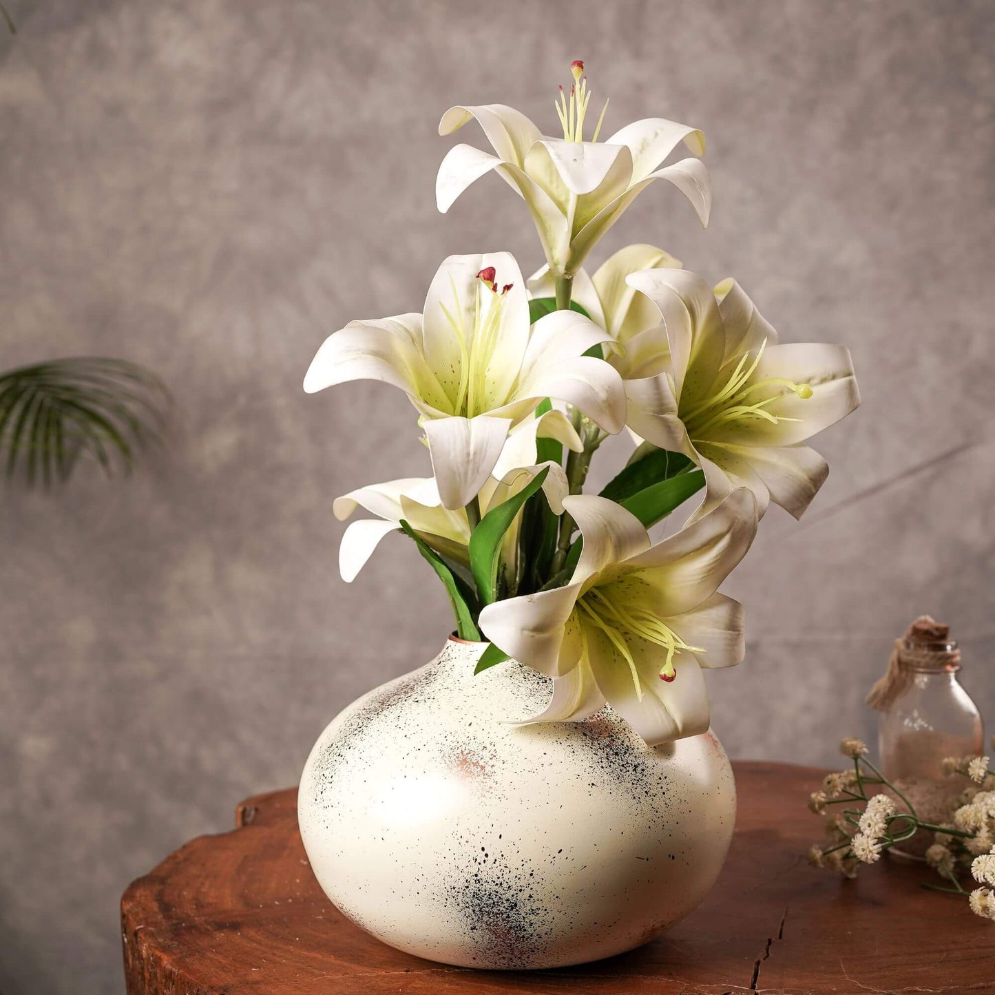 Metal bud flower vase with flower 